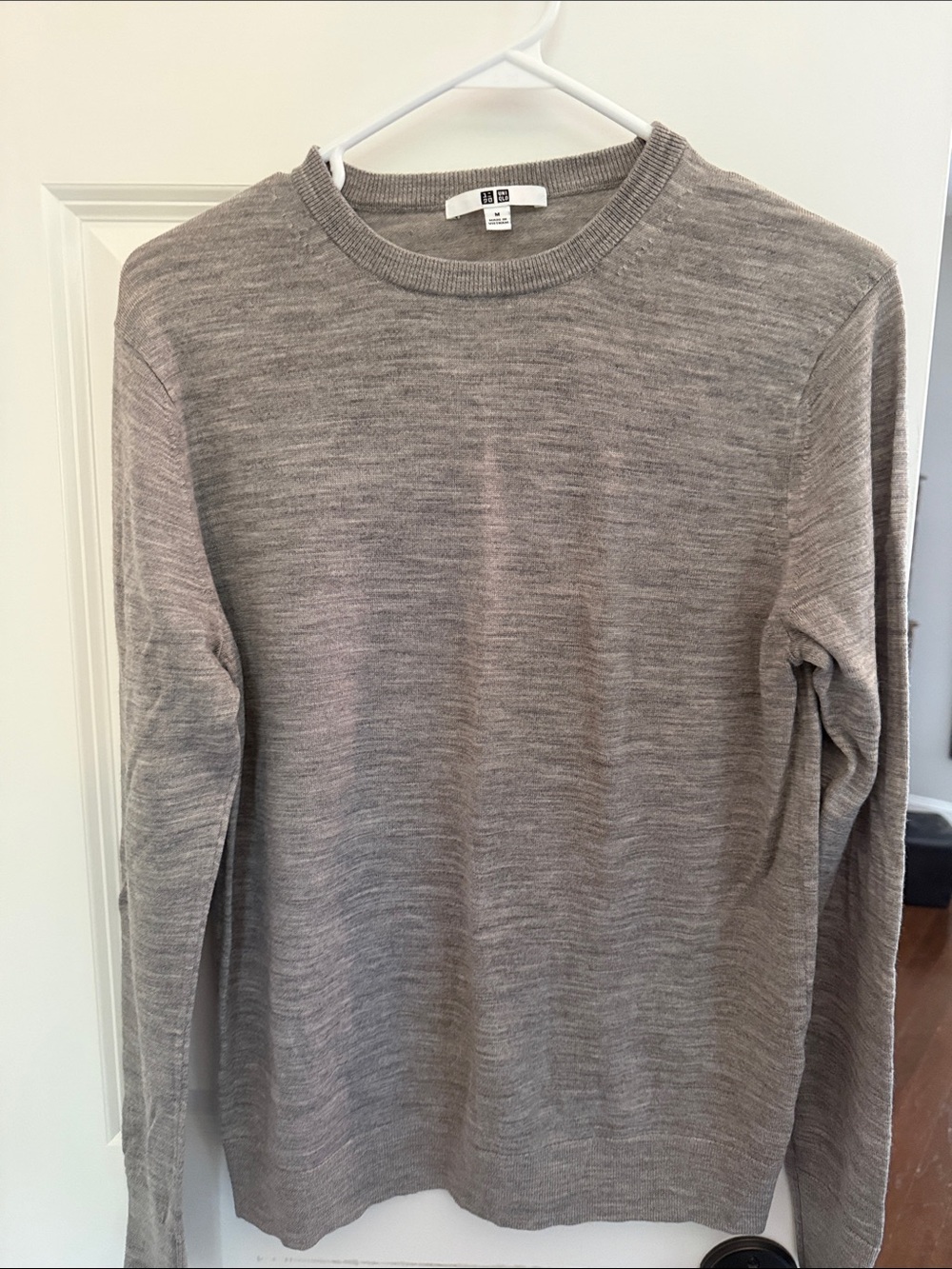 Uniqlo Women’s Crewneck Wool Sweater in Heather Grey, size Medium